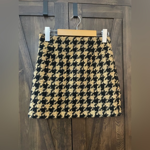 Women's Houndstooth Knit Skirt - Picture 3 of 8